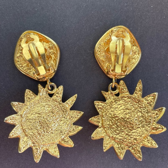 Chanel vintage gold plated faux pearl clip on earrings - Picture 4 of 6